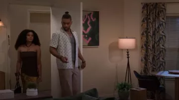 Top de tubo asimétrico con abertura lateral y vuelo de Urban Outfitters Afterparty usado por Eva Thomas (Ambyr Michelle) como se ve en Beyond the Gates (T02E151)