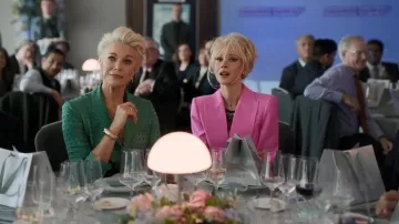 Chaqueta con cinturón y estampado de cadenas de Veronica Beard Issel usada por Rebecca Welton (Hannah Waddingham) como se ve en Ted Lasso (T04E04)