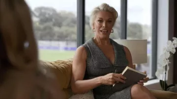 Vestido largo de mezcla de lana con lunares de Dolce &amp; Gabbana usado por Rebecca Welton (Hannah Waddingham) como se ve en Ted Lasso (T04E04).