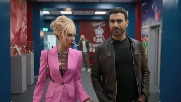 Blazer de lana con aberturas de Alexander McQueen usado por Keeley Jones (Juno Temple) como se ve en Ted Lasso (T04E04).