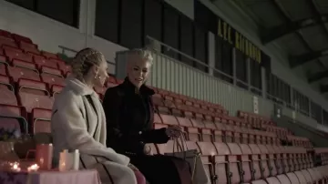 Fleur du Mal Diana Faux Shearling usado por Keeley Jones (Juno Temple) como se ve en Ted Lasso (T04E04)