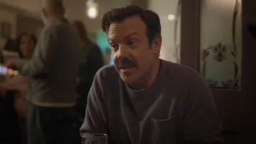 Sudadera Champion Midweight Pocket usada por Ted Lasso (Jason Sudeikis) como se ve en Ted Lasso (T04E04)