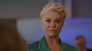 Pendientes colgantes de cristal con forma de lanza de Alexis Bittar Solanales, usados por Rebecca Welton (Hannah Waddingham) en el episodio Ted Lasso (T04E04).