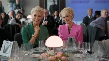 Pulsera Sezane Lou en oro usada por Rebecca Welton (Hannah Waddingham) como se ve en Ted Lasso (T04E04)