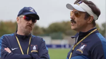 Gafas de sol unisex Ray-Ban usadas por Ted Lasso (Jason Sudeikis) como se ve en Ted Lasso (T04E04).