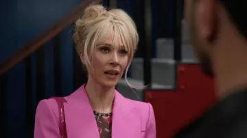 Collar con el nombre de Alex Mika, usado por Keeley Jones (Juno Temple), como se ve en Ted Lasso (T04E04).