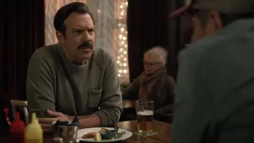 Sudadera con bolsillo de Todd Snyder usada por Ted Lasso (Jason Sudeikis) como se ve en Ted Lasso (T04E04)