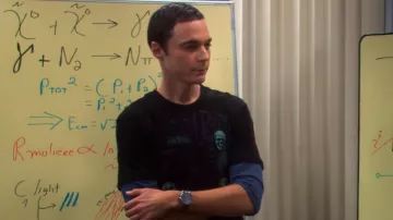 Camiseta con estampado de calavera y rayos X de estilo cyberpunk usada por Sheldon Cooper (Jim Parsons) en The Big Bang Theory (T03E04)