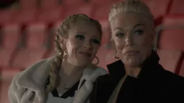 Boucles d'oreilles créoles moyennes Lou de Jennifer Zeuner Jewelry portées par Keeley Jones (Juno Temple) dans l'épisode Ted Lasso (S04E04).