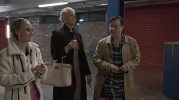 Sac shopping Valentino Garavani Antibes en toile de taille moyenne porté par Rebecca Welton (Hannah Waddingham) dans l'épisode Ted Lasso (S04E04).
