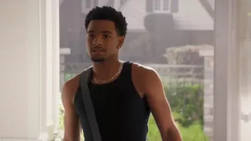 Chaleco ajustado de tela acanalada estándar usado por Khalil (Antonio J Bell) como se ve en All American (T08E08)