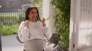 Bolso de lona Fabfitfun de Alice and Olivia A+OX usado por Olivia Baker (Samantha Logan) como se ve en All American (T08E08)
