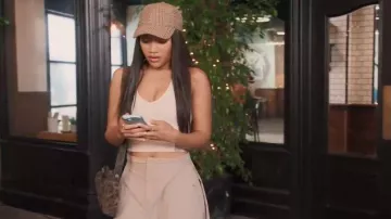Bolso de hombro Madea de ante con estampado de leopardo de All Saints, usado por Tori (Lauryn Hardy) como se ve en All American (T08E08).