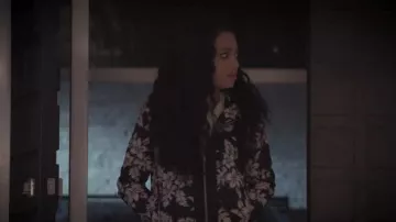 Chaqueta Moncler Morion de nailon con estampado floral y cremallera, usada por Olivia Baker (Samantha Logan) en All American (T08E08).