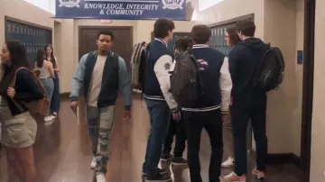 Pantalones vaqueros rectos de patchwork de MNML usados por Kingston Jeremy (Nathaniel Logan McIntyre) como se ve en All American (T08E08)