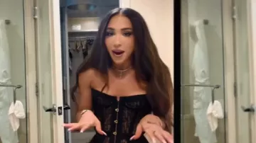 Top corsé de encaje negro de Agent Provocateur usado por Ariana Biermann como se ve en Next Gen NYC (T02E08)