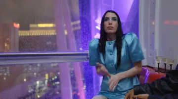 Chaqueta de satén azul con mangas abullonadas de Sandy Liang, usada por Georgia McCann, vista en Next Gen NYC (T02E08).