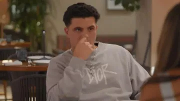 Sudadera Dior x Shawn Stussy con estampado de abeja teñida en prenda, usada por Christian Carmichael como se ve en Next Gen NYC (T02E08).
