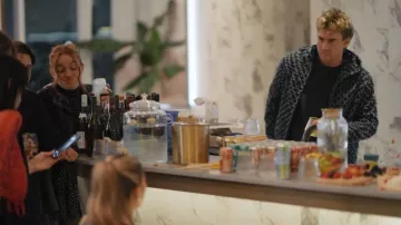 Manteau long en similicuir à base d'eau Helsa porté par Rowan Francis Henchy dans Next Gen NYC (S02E09)
