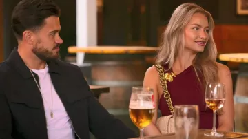 Débardeur Shein froncé, chemisier asymétrique à une épaule et une manche porté par Sophie Tregaskiss dans l'émission Love Is Blind : UK (S03E08)