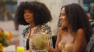 Gilet court en maille monogrammée Balmain porté par (Riley Burruss) dans Next Gen NYC (S02E09)