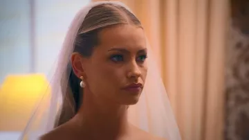 Pendientes clásicos de botón y perlas de DesignB London, lucidos por Sophie Tregaskiss en Love Is Blind: UK (T03E09).