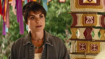 Chaqueta vaquera verde Madison City de Free People usada por Kat (Charlotte Riley) como se ve en Trying (T05E08)