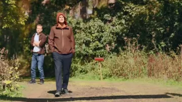 Parka Uniqlo Blocktech usada por Scott (Darren Boyd) como se ve en Trying (T05E08)