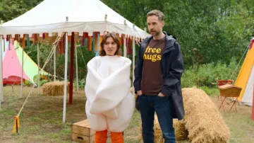 Manteau Uniqlo Blocktech porté par Jason (Rafe Spall) dans l'épisode Trying (S05E08)