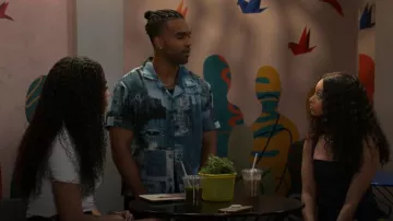 Chemise en maille à manches courtes Reason portée par Izaiah Hawthorne (David Lami Friebe) dans l'épisode Beyond the Gates (S02E154).