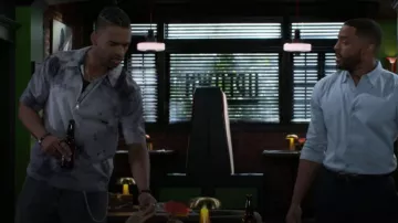 Polo zippé Smokey de Fashion Nova porté par Izaiah Hawthorne (David Lami Friebe) dans l'épisode Beyond the Gates (S02E148).
