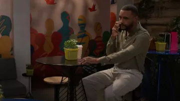 Camisa All Saints Venice Revere con cuello tipo calavera usada por Andre Richardson (Sean Freeman) como se ve en Beyond the Gates (T02E147)