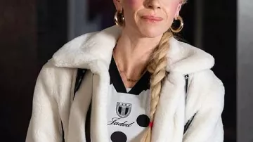 Abrigo largo de piel de oveja blanca Juno Temple de Ted Lasso S04