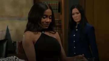Mono ajustado con cuello halter Dzsenifer de Innovare Denim usado por Hayley Lawson (Marquita Goings) como se ve en Beyond the Gates (T02E146).