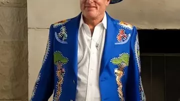 Traje azul bordado de Woody Harrelson de Brothers 2026