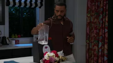 Sac Reiss Wandsworth couleur tabac marron porté par Andre Richardson (Sean Freeman) dans l'épisode Beyond the Gates (S02E146).
