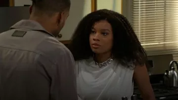 Top Simkhai Estelle usado por Eva Thomas (Ambyr Michelle) como se ve en Beyond the Gates (T02E143)
