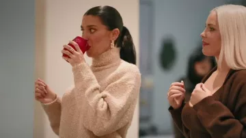 Conjunto de jersey de punto con cuello alto y puños acampanados de Boohoo, usado por Nicole Williams English en The Girls: A Khloé Kardashian Project (S01E03).