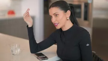 Top de manga larga acanalado de Alo Yoga usado por Nicole Williams English como se ve en The Girls: A Khloé Kardashian Project (T01E03)