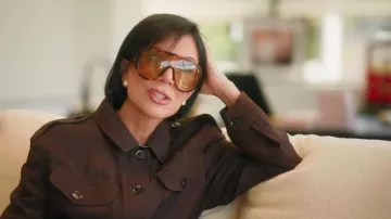 Gafas de sol Bottega Veneta Shield usadas por Kris Jenner, como se ve en The Girls: A Khloé Kardashian Project (T01E03).