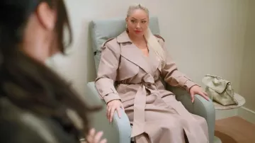 Gabardina de sarga de Naked Wardrobe usada por Olivia Pierson, como se ve en The Girls: A Khloé Kardashian Project (T01E04).