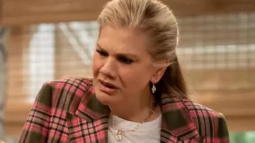 Este blazer a cuadros rosa y verde usado por Carol (Kristen Johnston) en Leanne (T02E01)