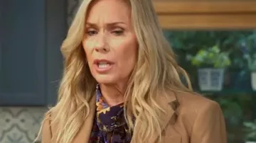 Este blazer marrón de un solo botón usado por Leanne (Leanne Morgan) en Leanne (T02E03)