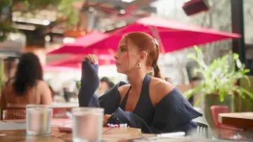 Pendientes Fashion Nova En El Mar usados por Yris Palmer, tal como se ve en The Girls: A Khloé Kardashian Project (T01E04).
