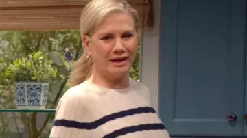 Este suéter azul marino a rayas usado por Carol (Kristen Johnston) en Leanne (T02E04)