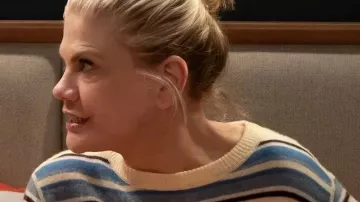 Este suéter de rayas color crema y azul que usó Carol (Kristen Johnston) en Leanne (T02E03)