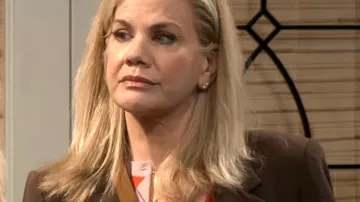 Este cárdigan rosa/rojo con estampado de rombos lo lleva Carol (Kristen Johnston) en Leanne (T02E03).