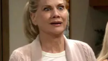 Esta camiseta blanca con el estampado "Salud Prost Cheers Sante Cin Cin" la lleva Carol (Kristen Johnston) en Leanne (T02E03).