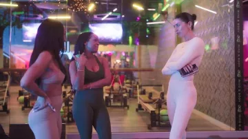 Leggings Nike Skims Matte de talle alto de 66 cm (26") usados por Nicole Williams English, como se ve en The Girls: A Khloé Kardashian Project (S01E04).