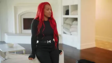 Cinturón reversible Hermes H-Belt, con herrajes plateados, usado por Malika Haqq como se ve en The Girls: A Khloé Kardashian Project (T01E04).